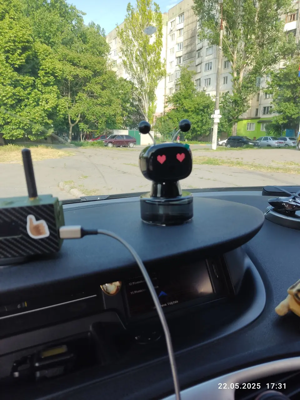 Фото від клієнта: ароматизатор-робот на торпеді авто